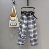 Sieviešu rūtaini džinsi ar saplēstiem motīviem - taisns modelis