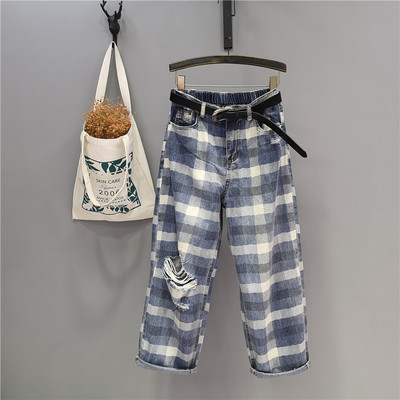 Sieviešu rūtaini džinsi ar saplēstiem motīviem - taisns modelis