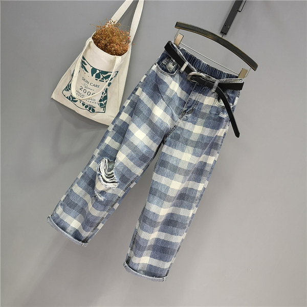 Sieviešu rūtaini džinsi ar saplēstiem motīviem - taisns modelis