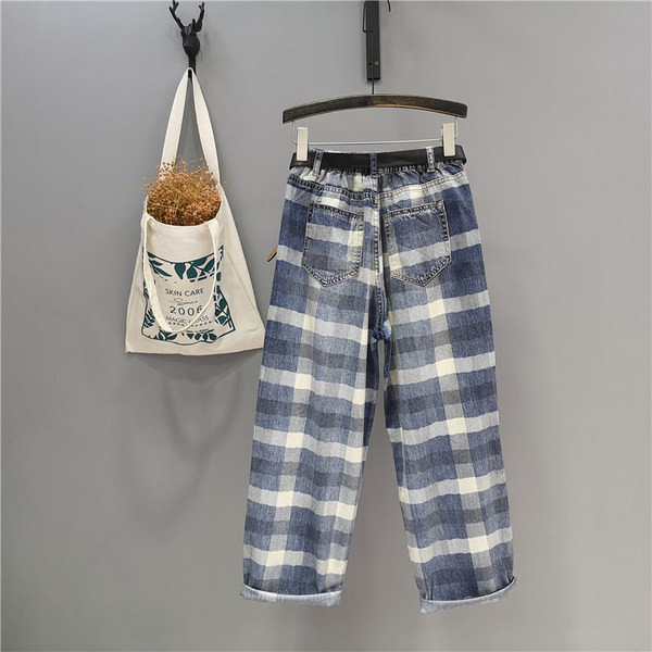 Sieviešu rūtaini džinsi ar saplēstiem motīviem - taisns modelis