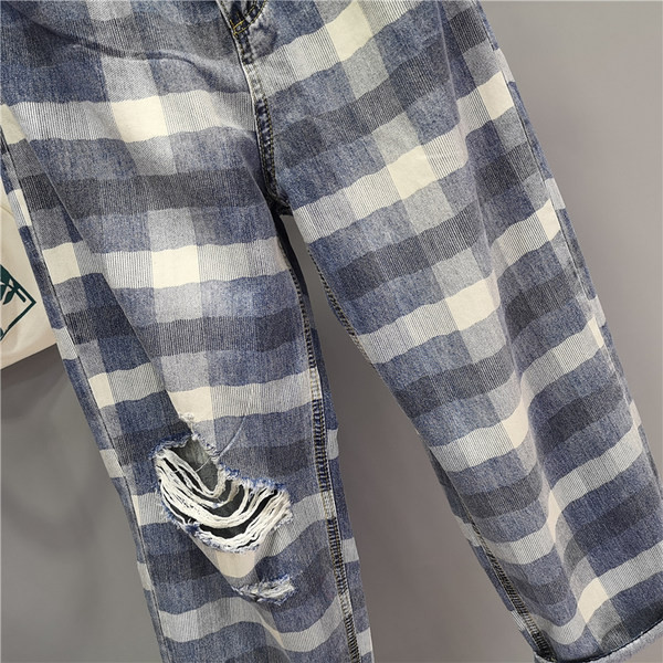 Sieviešu rūtaini džinsi ar saplēstiem motīviem - taisns modelis