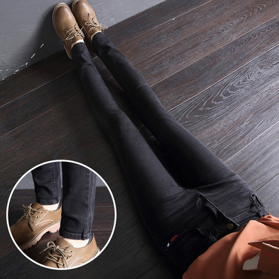 Γυναικεία τζιν με κέντημα στην τσέπη