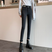 Piegulošs sieviešu džinsu modelis ar augstu vidukli