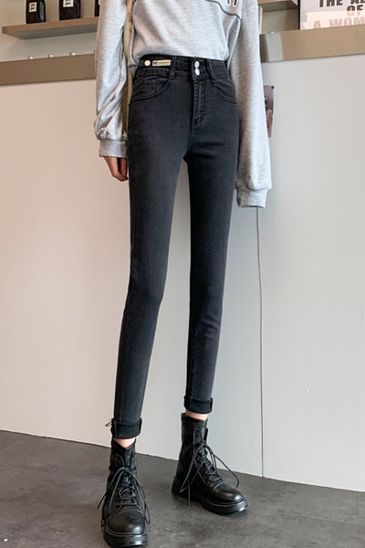 Piegulošs sieviešu džinsu modelis ar augstu vidukli