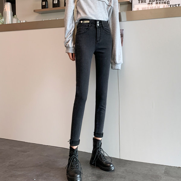 Piegulošs sieviešu džinsu modelis ar augstu vidukli