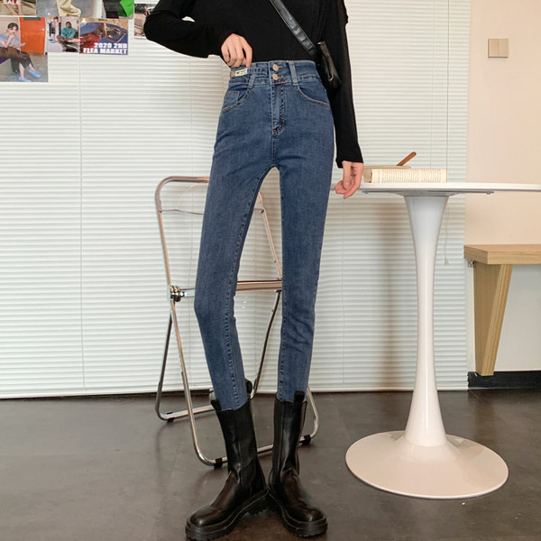 Piegulošs sieviešu džinsu modelis ar augstu vidukli