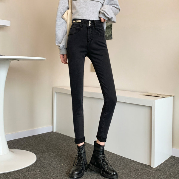 Piegulošs sieviešu džinsu modelis ar augstu vidukli