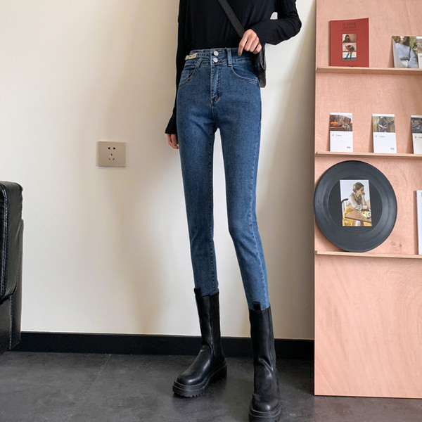 Piegulošs sieviešu džinsu modelis ar augstu vidukli