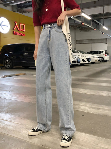 Model nou de blugi cu picioare late și legături în talie