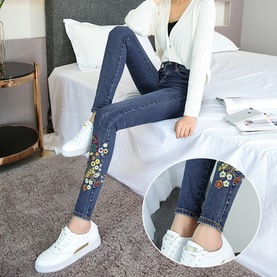 Γυναικεία τζιν με ψηλή μέση και κεντημένα λουλούδια