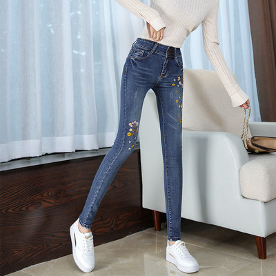 Γυναικεία τζιν με ψηλή μέση και κεντημένα λουλούδια