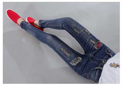 Blugi de damă cu o inscripție și motive rupte