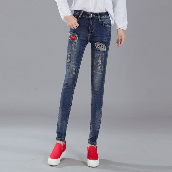 Blugi de damă cu o inscripție și motive rupte