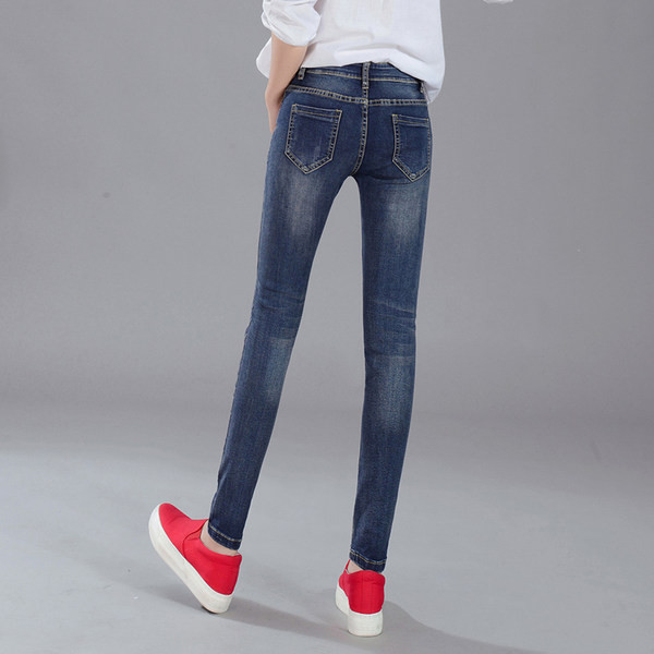 Blugi de damă cu o inscripție și motive rupte