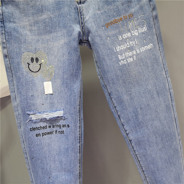 Jauns sieviešu džinsu modelis ar augstu vidukli un akmeņiem zilā krāsā