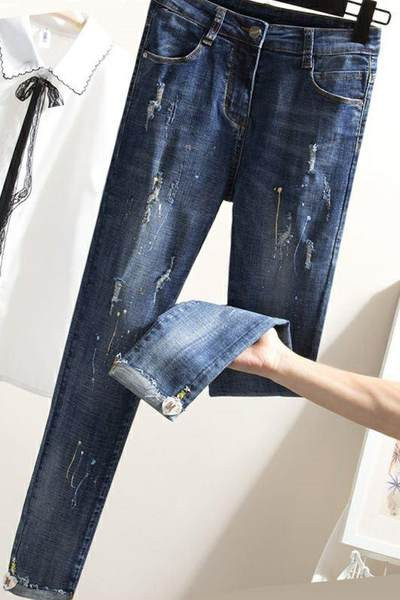 Mūsdienīgi sieviešu džinsi ar kabatām un saplēstiem motīviem