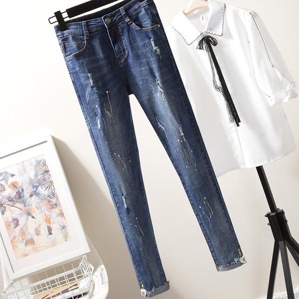 Mūsdienīgi sieviešu džinsi ar kabatām un saplēstiem motīviem