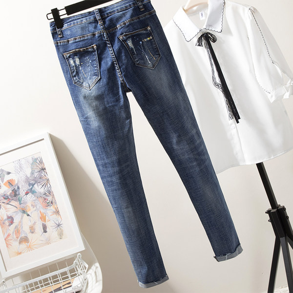 Mūsdienīgi sieviešu džinsi ar kabatām un saplēstiem motīviem