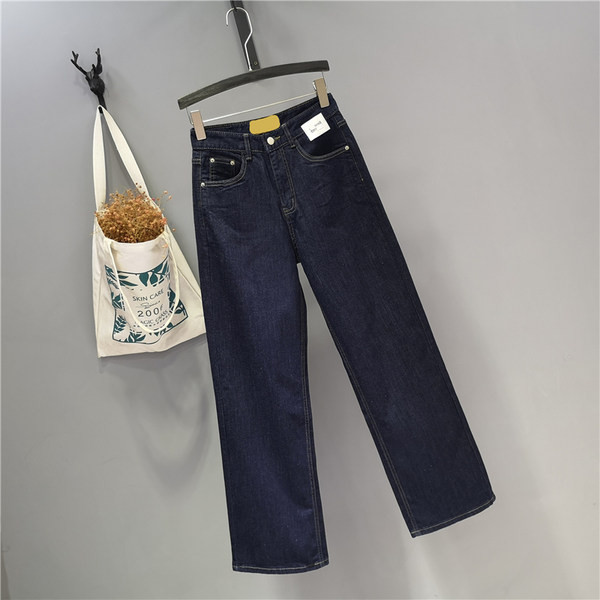 Blugi de damă moderni cu talie înaltă - un model drept