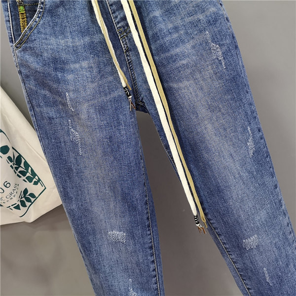 Ikdienas sieviešu džinsi ar elastīgu jostasvietu - zilā krāsā