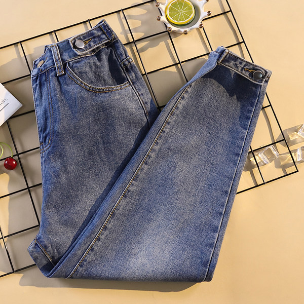 Blugi actuali cu talie inalta si nasturi