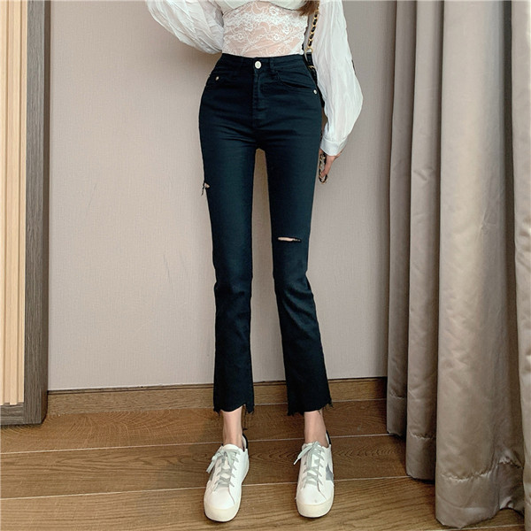 Sieviešu džinsi ar saplēstu rakstu