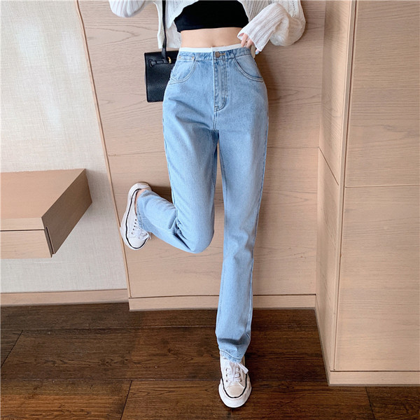 Vienkāršs sieviešu džinsu modelis ar kabatu zilā krāsā