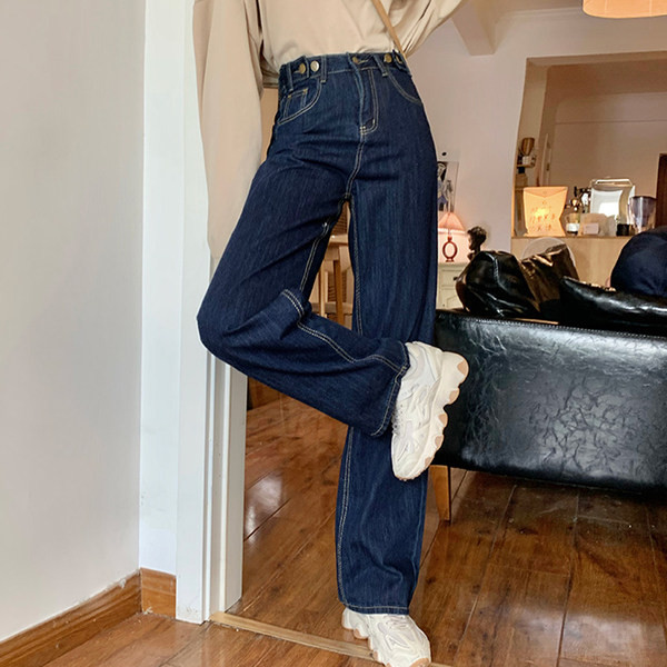 Γυναικεία τζιν σε μπλε ναυτικό χρώμα - ίσιο μοντέλο