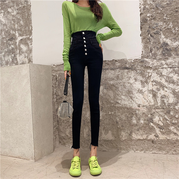 Moodsad naiste mustad ja sinised nööpidega teksad