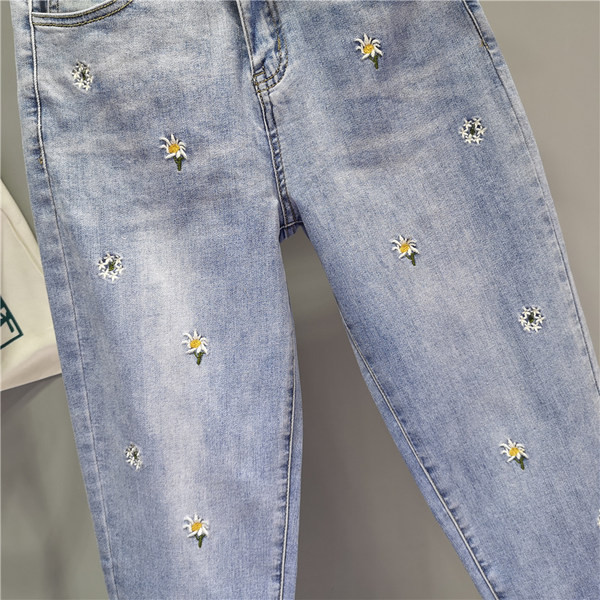 Νέο μοντέλο γυναικεία τζιν με κεντήματα σε μπλε χρώμα