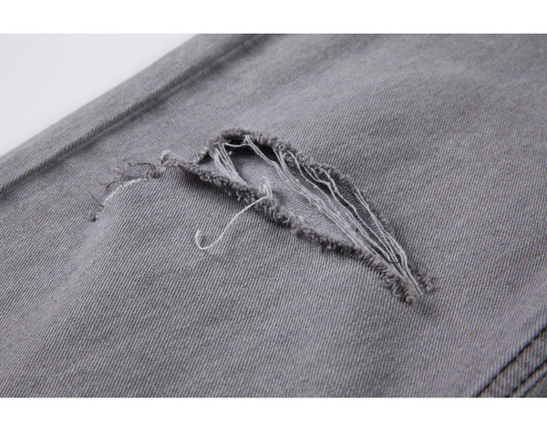 Sieviešu moderni džinsi ar šķēlumiem un saplēstu rakstu