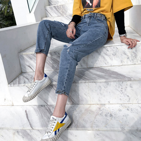 Sieviešu saplēsti džinsi ar metāla elementu