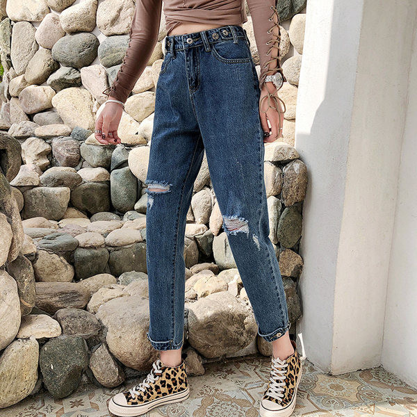 Sieviešu saplēsti džinsi ar metāla elementu