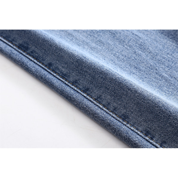 Μοντέλο casual τζιν με τσέπες