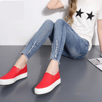 Sieviešu džinsi ar zemu vidukli un saplēstiem motīviem