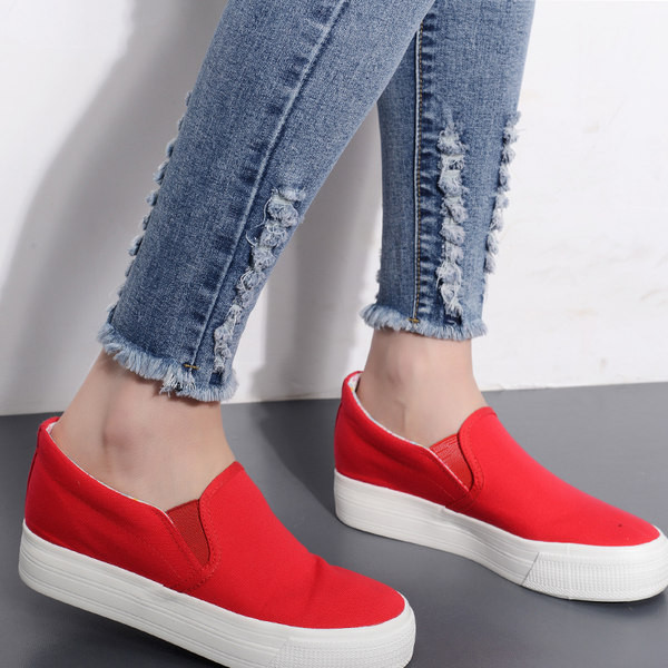 Sieviešu džinsi ar zemu vidukli un saplēstiem motīviem