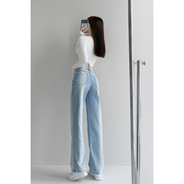 Απλό μοντέλο γυναικεία τζιν με υψηλή μέση σε ανοιχτό χρώμα