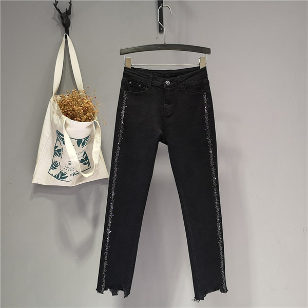 Jauns sieviešu džinsu modelis ar augstu vidukli un apmali - melnā krāsā