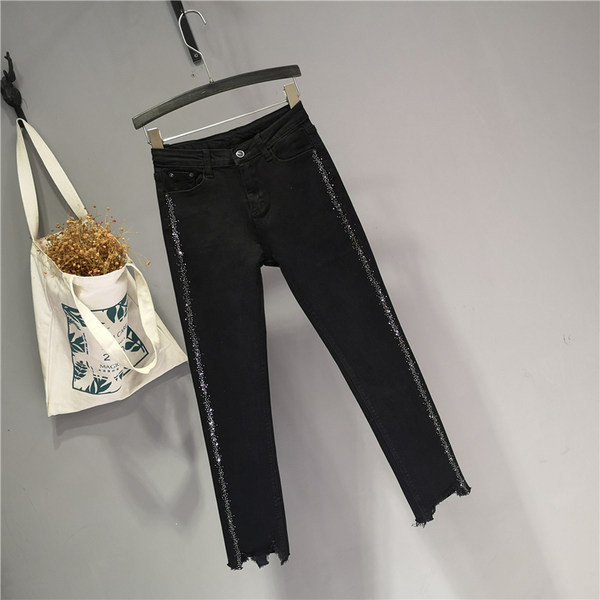 Jauns sieviešu džinsu modelis ar augstu vidukli un apmali - melnā krāsā