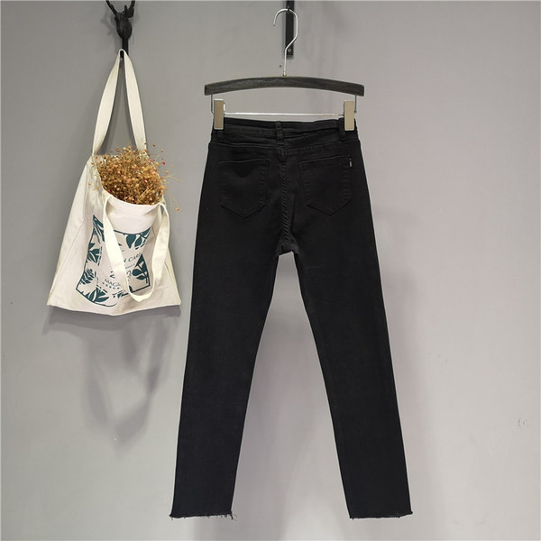 Jauns sieviešu džinsu modelis ar augstu vidukli un apmali - melnā krāsā