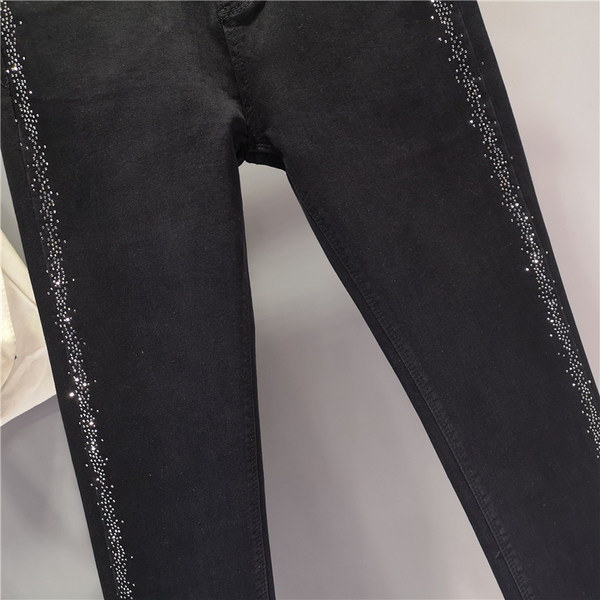 Jauns sieviešu džinsu modelis ar augstu vidukli un apmali - melnā krāsā