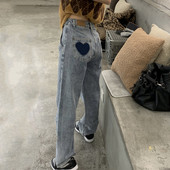 Φαρδύ μοντέλο γυναικεία τζιν με διακόσμηση καρδιά στις τσέπες