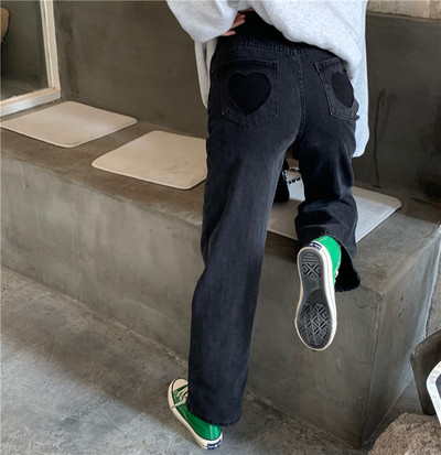 Φαρδύ μοντέλο γυναικεία τζιν με διακόσμηση καρδιά στις τσέπες