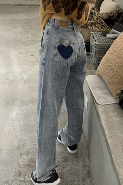 Φαρδύ μοντέλο γυναικεία τζιν  με διακόσμηση καρδιά στις τσέπες