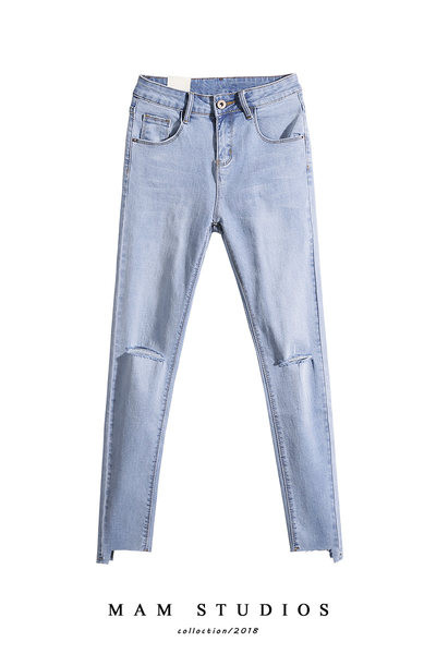 Jauns piegulošu džinsu modelis ar saplēstu efektu