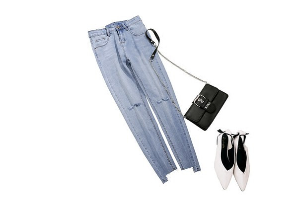 Jauns piegulošu džinsu modelis ar saplēstu efektu