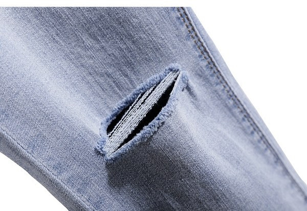 Jauns piegulošu džinsu modelis ar saplēstu efektu