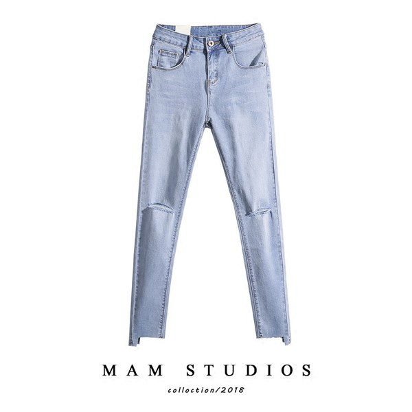 Jauns piegulošu džinsu modelis ar saplēstu efektu