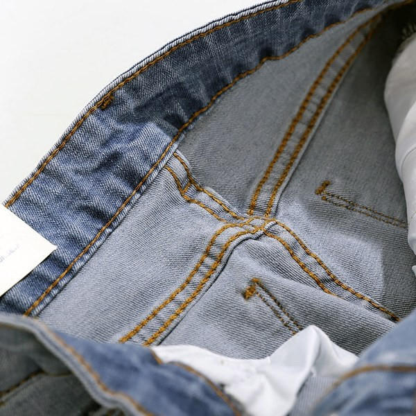 Jauns piegulošu džinsu modelis ar saplēstu efektu