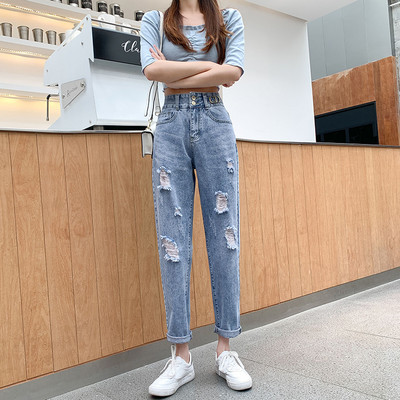 Γυναικεία τζιν με μεταλλικό στοιχείο και σκισμένα μοτίβα